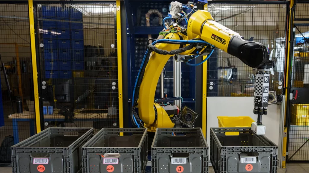 Amazon’s latest bot-picker for warehouses uses AI and selects objects