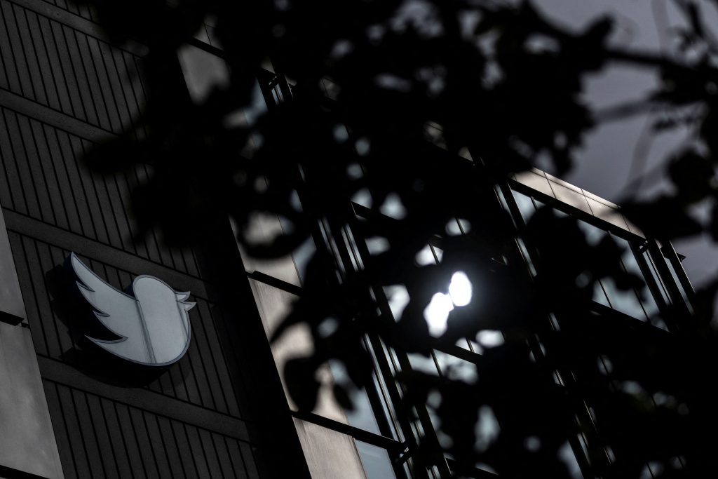 Twitter warns employees that Friday will see layoffs