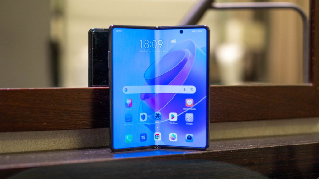 📱 Fingers-on with this rival Galaxy Z Fold 4 gadget