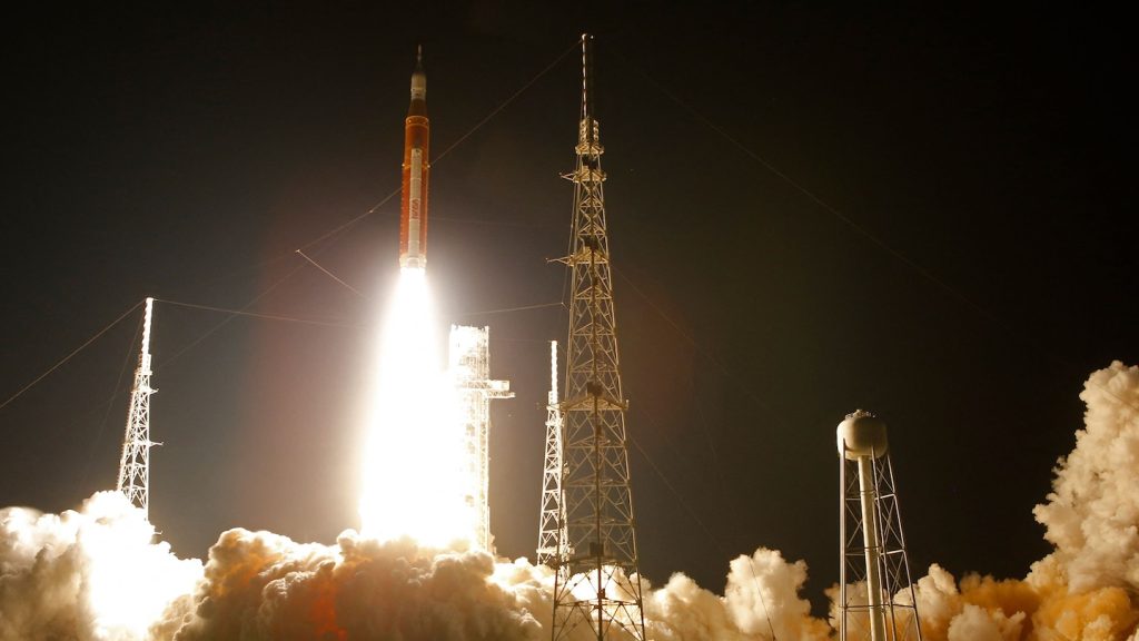 An SLS rocket explodes the Orion capsule on its strategy to the moon